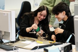 Solarleuchten Lötworkshop mit Schüler:innen