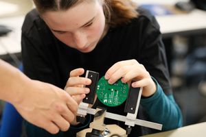 Solarleuchten Lötworkshop mit Schüler:innen